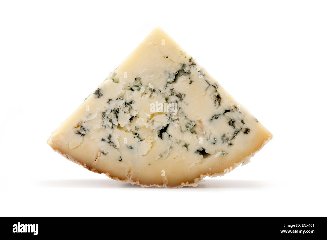 Tranche de fromage stilton bleu sur fond blanc Banque D'Images