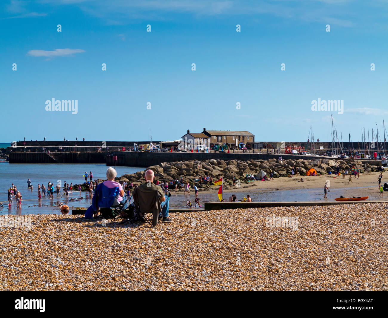 Les gens se détendre sur la plage en été à Lyme Regis une station balnéaire sur la côte jurassique du Dorset south west England UK Banque D'Images
