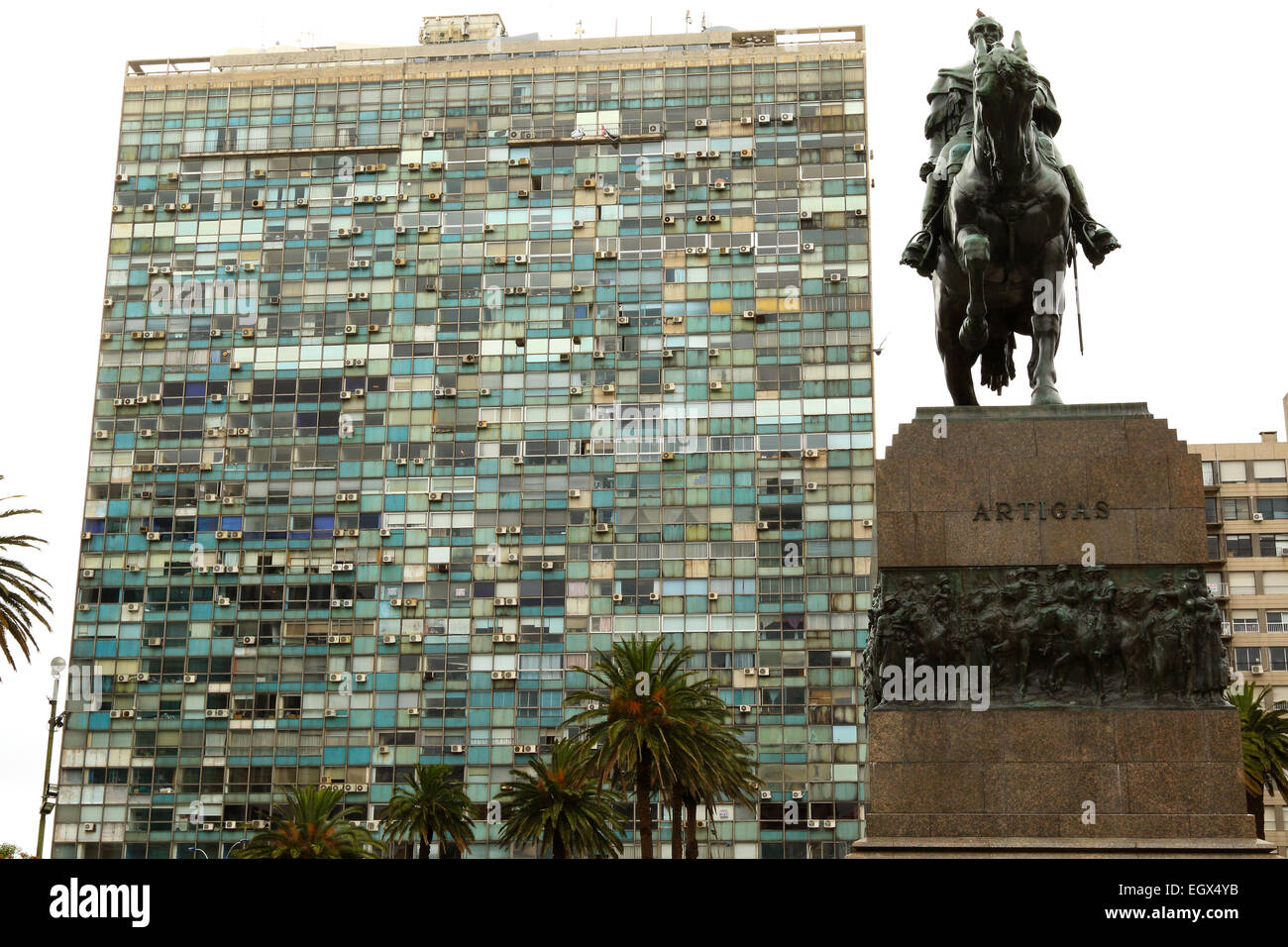 Montevideo en Uruguay. Vue d'un immeuble voisin et Artigas statue de la place de l'indépendance plaza dans la capitale. Banque D'Images