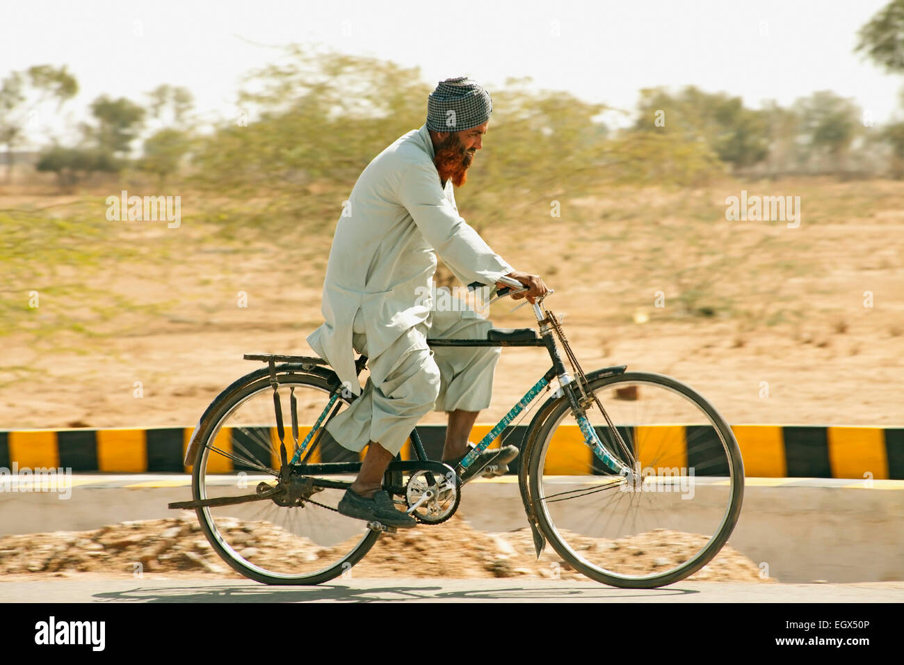 Cycliste sur route entre Bikaner et Jaisalmer Banque D'Images