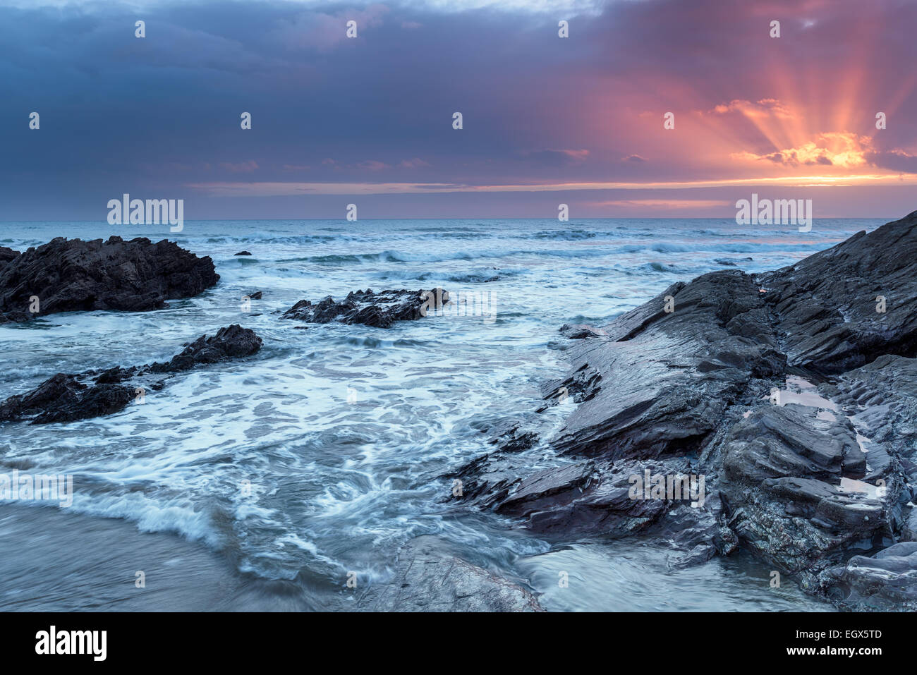 Les rayons du soleil à Cornwall dans Whitsand Bay Banque D'Images