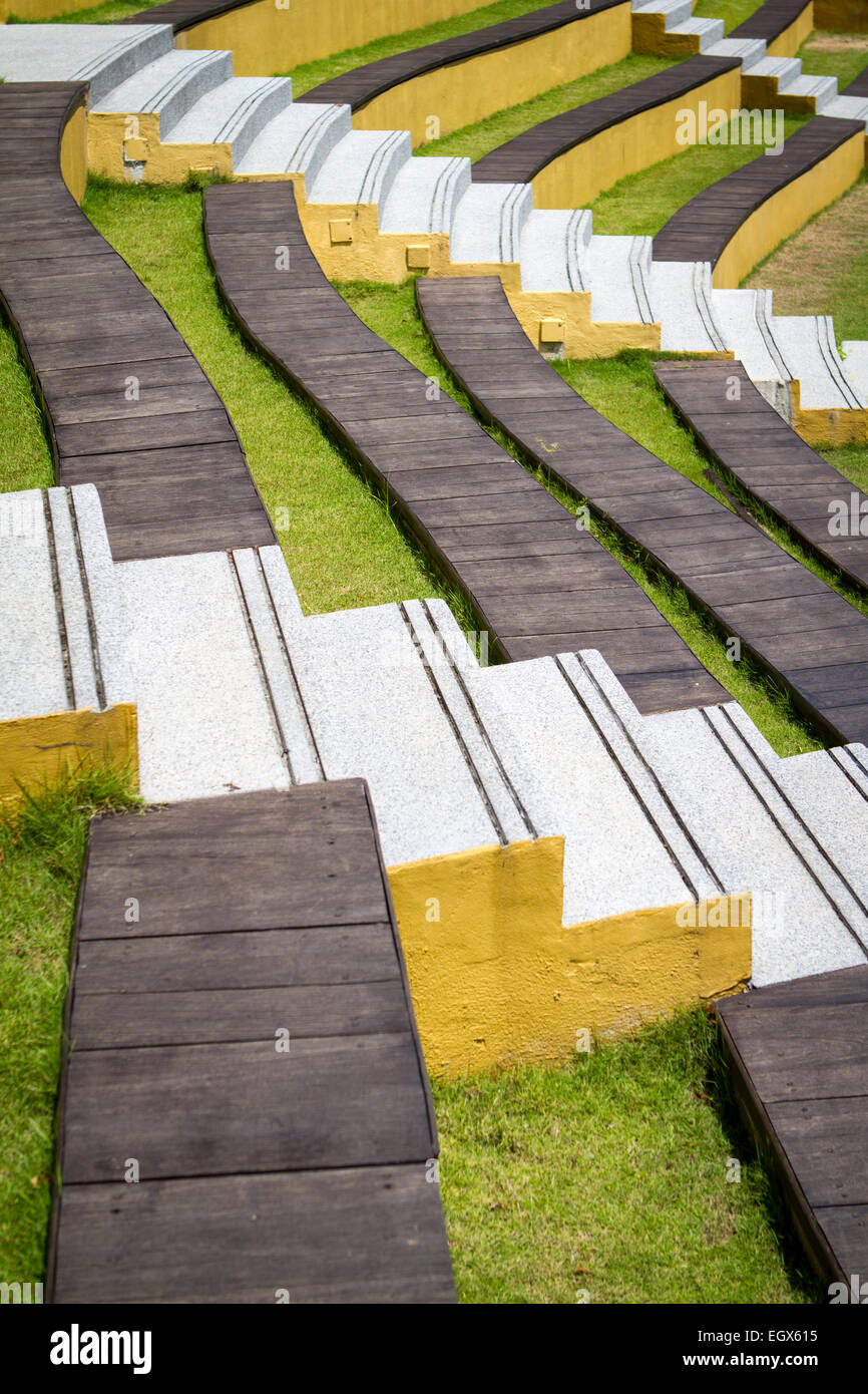 Les lignes grises en courbe sur l'herbe, traversée par étapes Banque D'Images