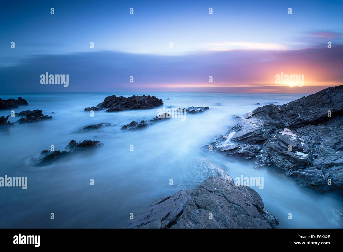 Une longue exposition au soleil Sharrow sur Point de Whitsand Bay Cornwall Banque D'Images