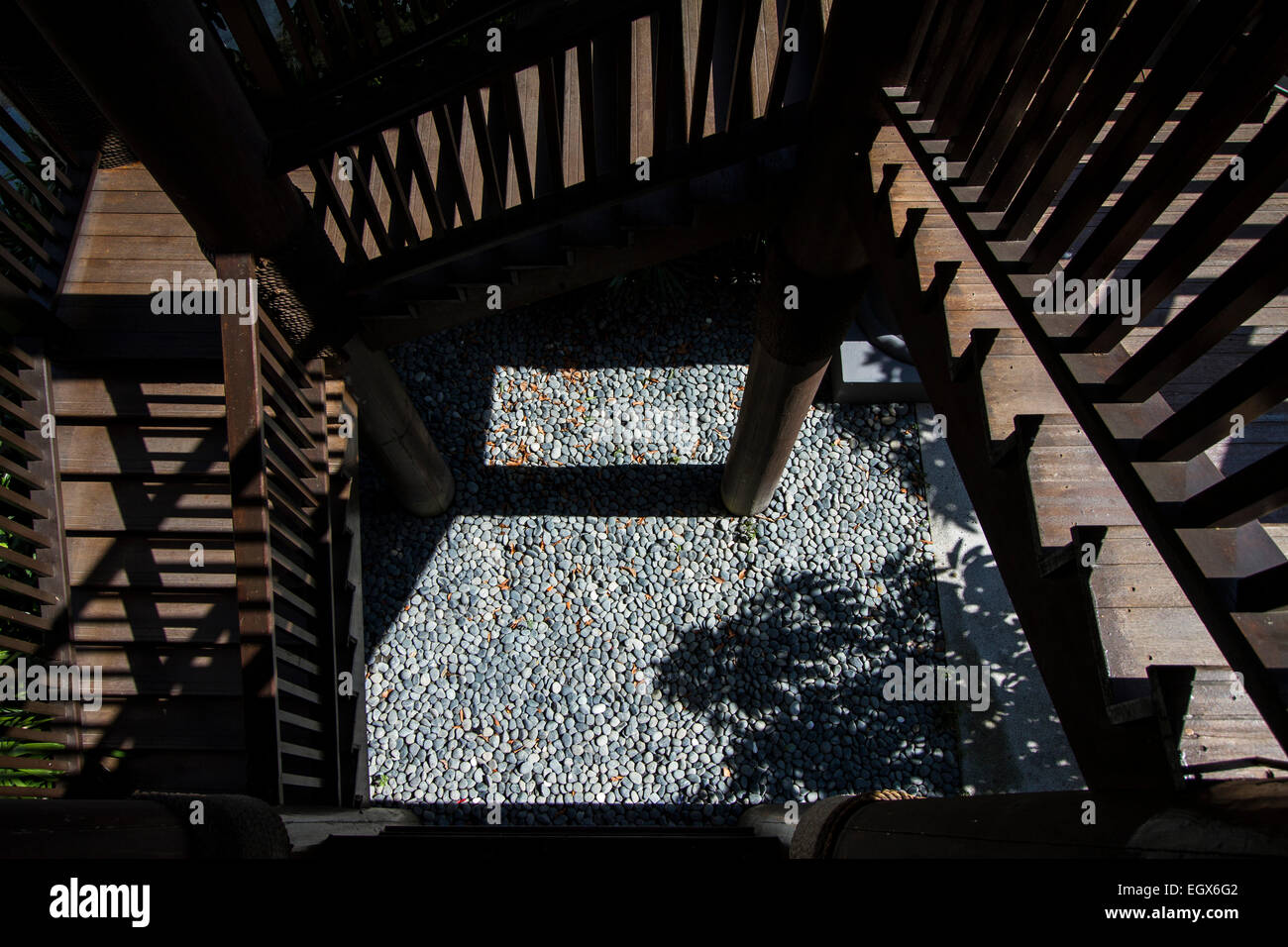 Un escalier qui descend dans un motif carré en direction de cailloux sur le terrain Banque D'Images