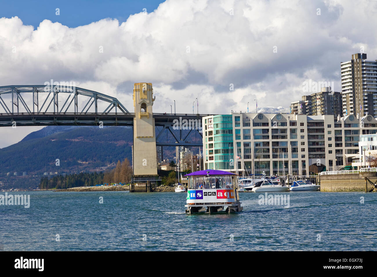 Un bus transportant les navetteurs de Vancouver, Colombie Britannique, Canada. Banque D'Images