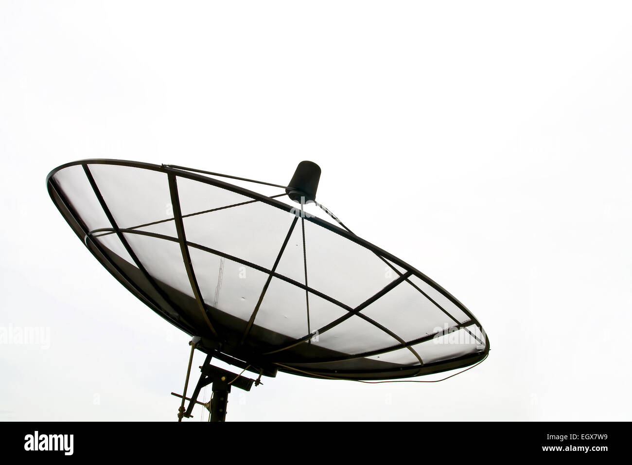 Big Black antenne satellite isolé sur ciel blanc Banque D'Images