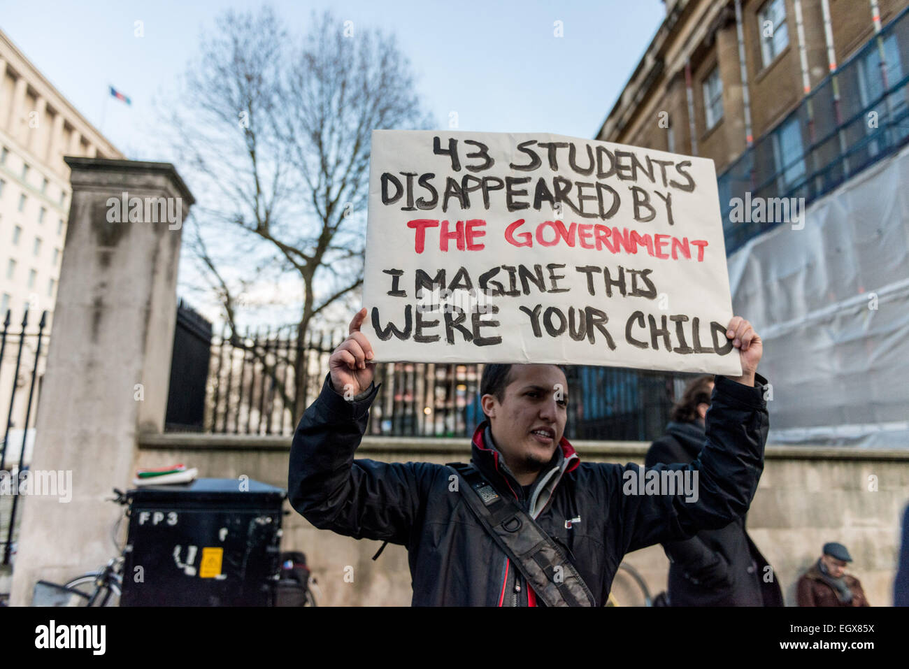 Londres, Royaume-Uni. 3 mars, 2015. La manifestation à Londres a été organisé par le ministère de la Justice du Mexique Le Mexique aujourd'hui, Londres et Manchester pour Ayotzinapa de solidarité pour mettre en évidence l'ampleur de la corruption politique au Mexique et de solidarité avec les enseignants 43 disparus. 3e Mar, 2015. A militants criant des slogans '' 'Nous ne voulons pas de vous ici Nieto' et '' 'Mexique Justice Crédit : Subvention Vélaires/ZUMA/ZUMAPRESS.com/Alamy fil Live News Banque D'Images