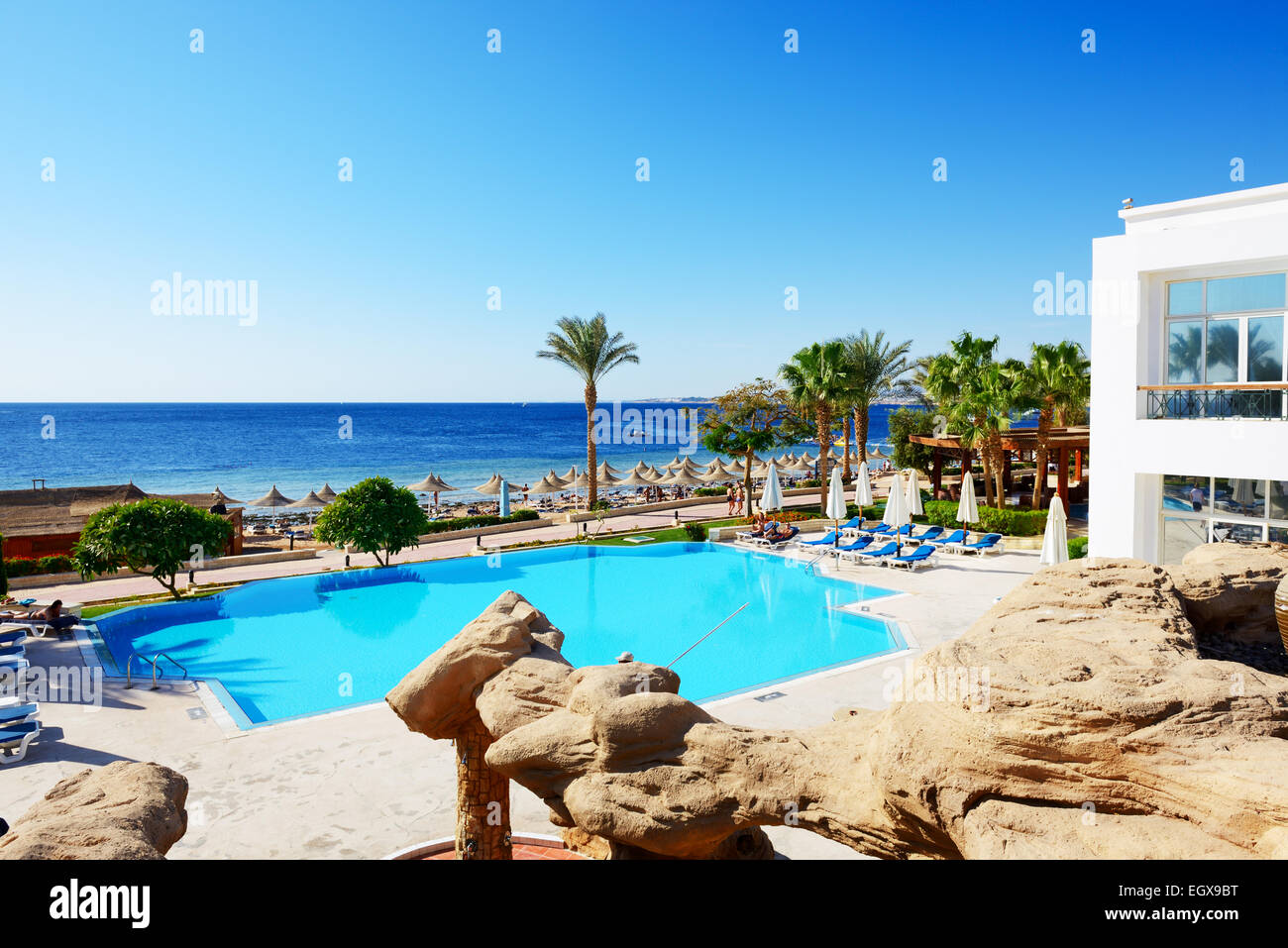 La plage avec piscine à l'hôtel de luxe, Charm el-Cheikh, Égypte Banque D'Images