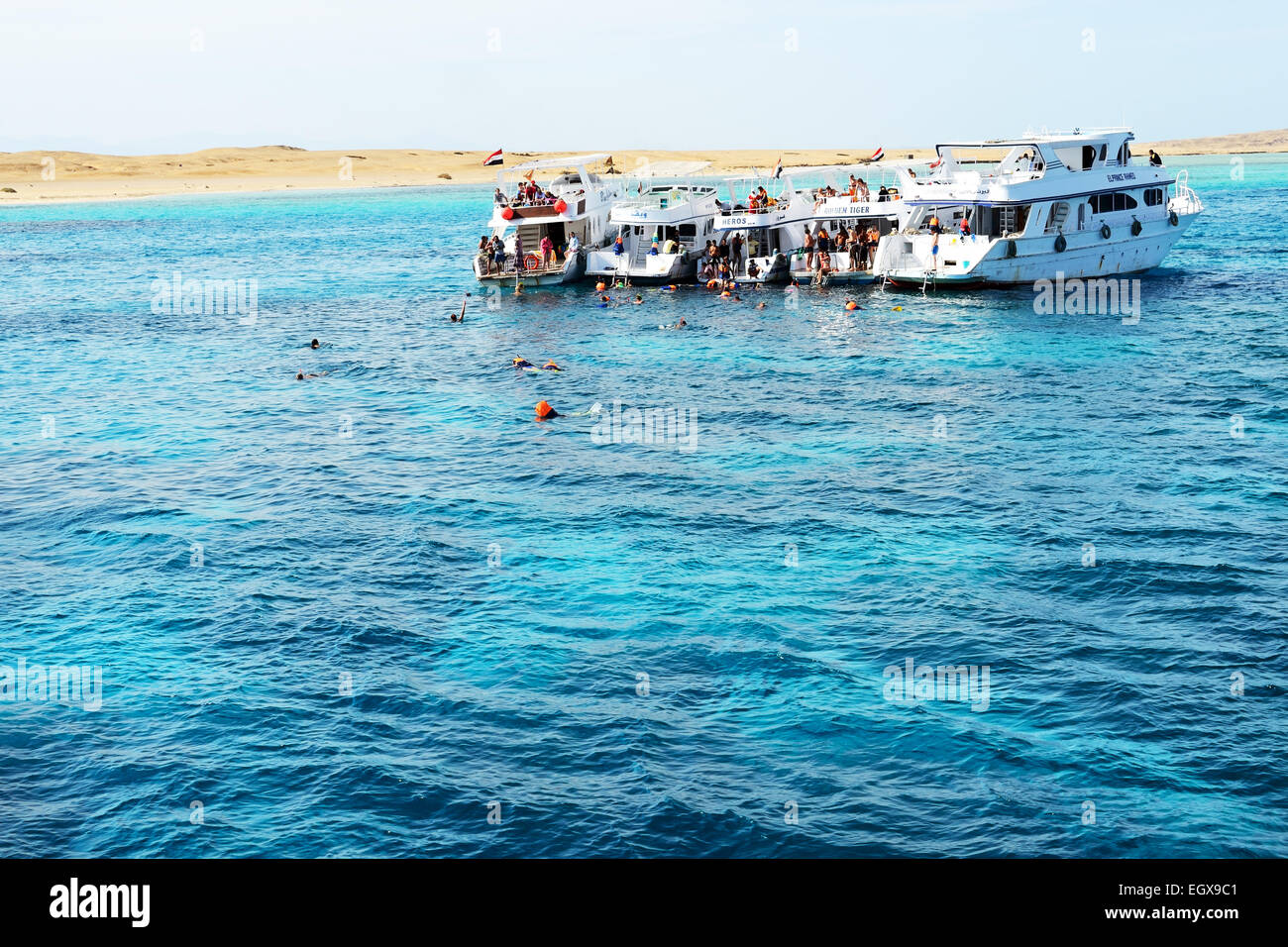 HURGHADA, EGYPTE - 6 décembre : Plongée de touristes et bateaux à moteur sur la mer Rouge. Il est populaire destination touristique le 6 décembre Banque D'Images