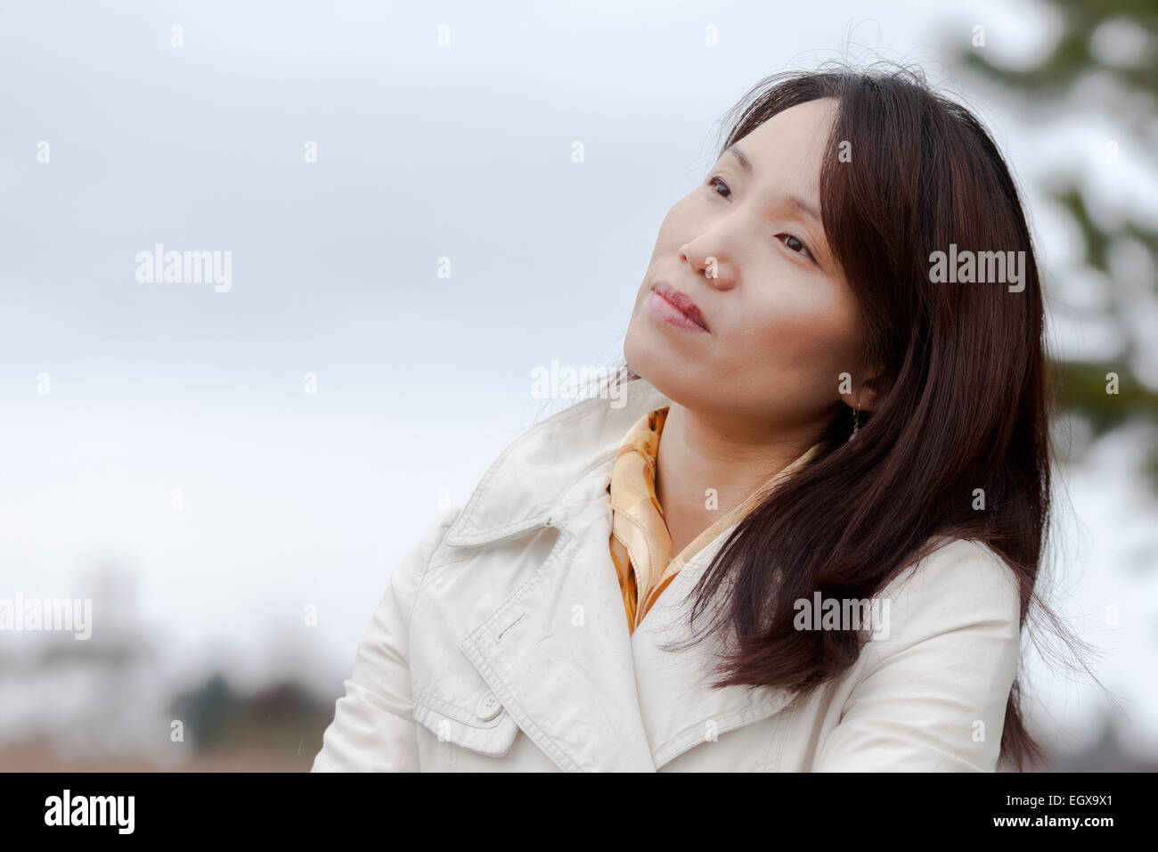 Femme coréenne bénéficie de la météo. Banque D'Images