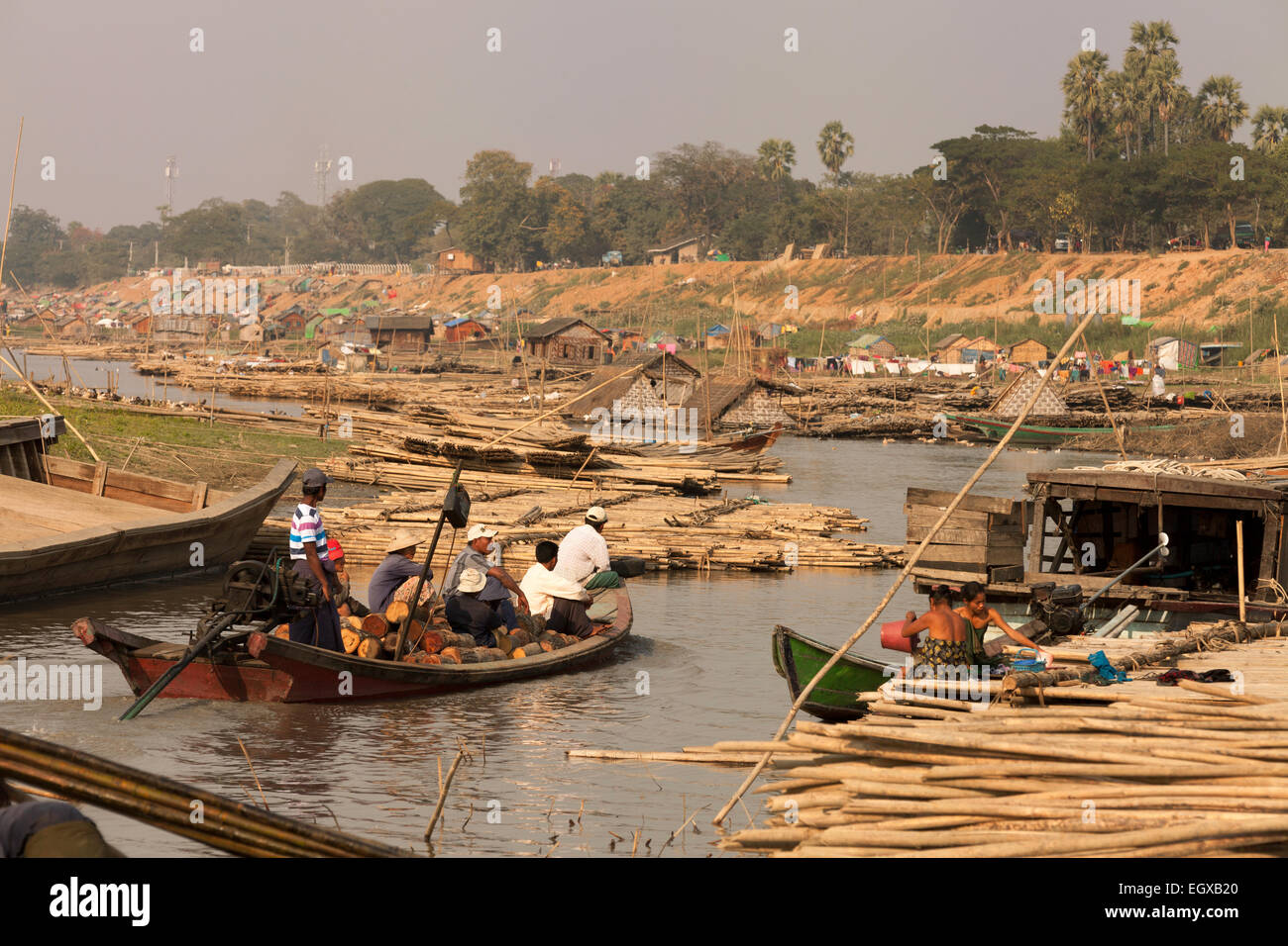 Un affluent de l'Irrawaddy ( ) de l'Ayeyarwady River utilisé pour l'industrie du bambou, Mandalay, Myanmar ( Birmanie ), l'Asie Banque D'Images