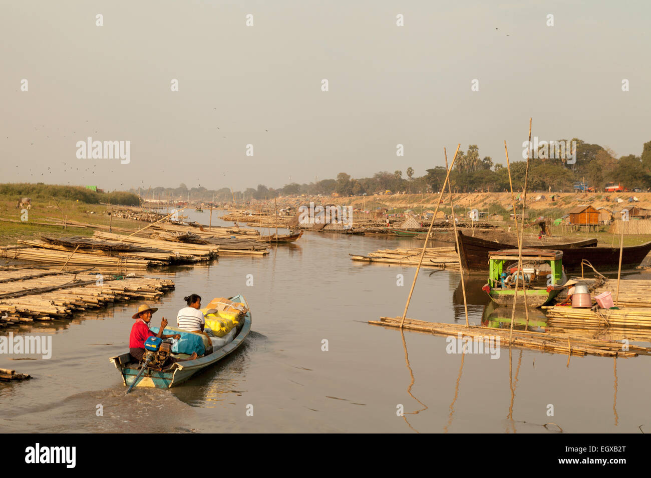 Les travailleurs de l'industrie du bambou sur les rives d'un affluent de la rivière Irrawaddy, Mandalay, Myanmar ( Birmanie ), l'Asie Banque D'Images