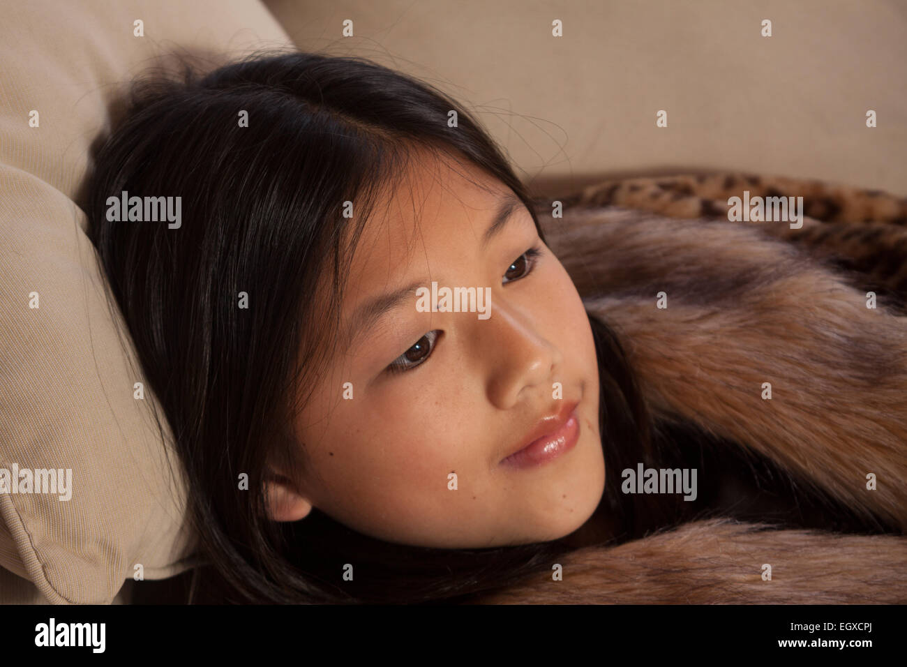 Belle fille chinoise, habillé avec un manteau ethnique, poser et jouer en face de la caméra. Banque D'Images