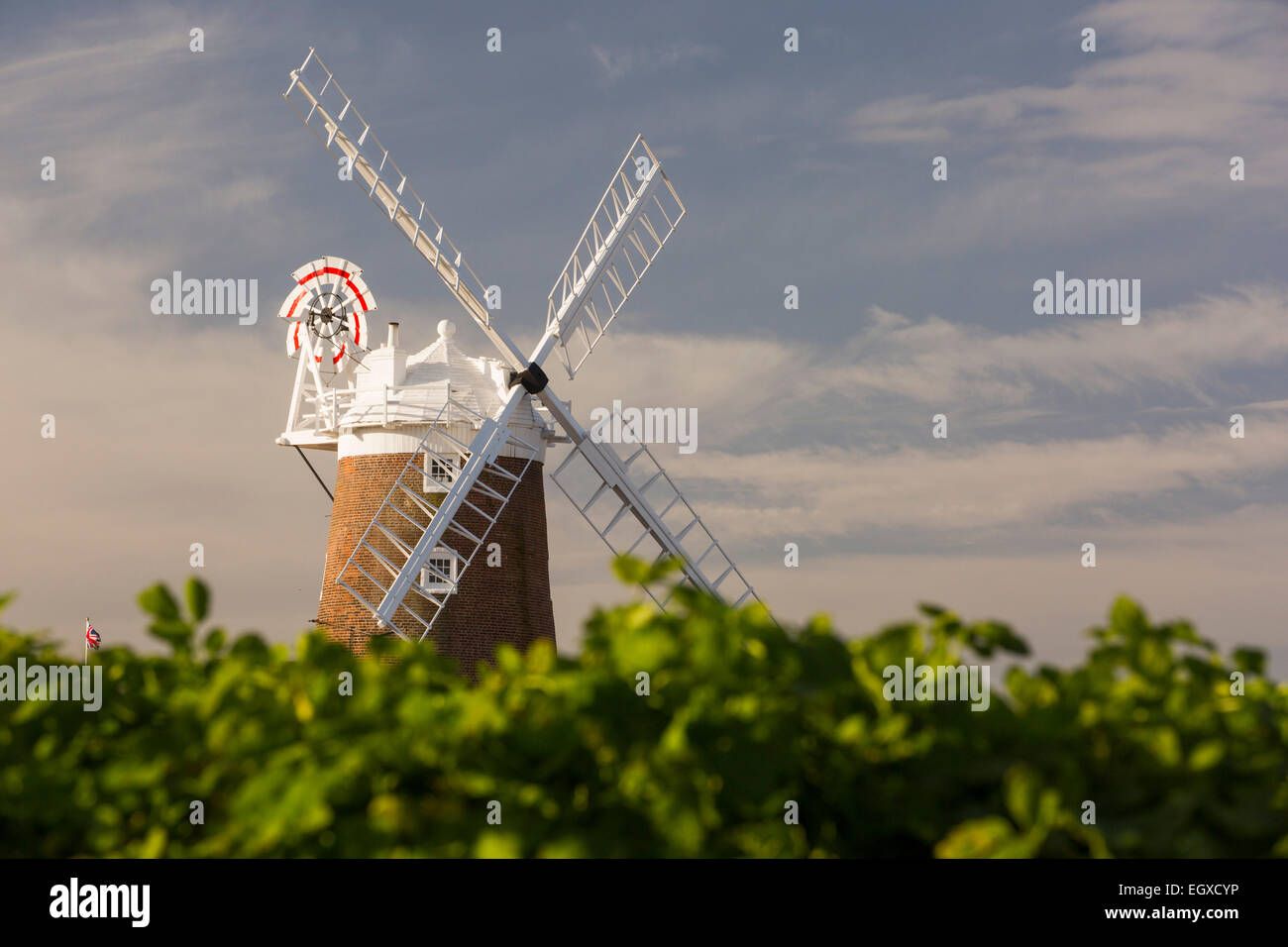 Un moulin à vent à la mer, suivant le CLAJ North Norfolk, au Royaume-Uni. Banque D'Images