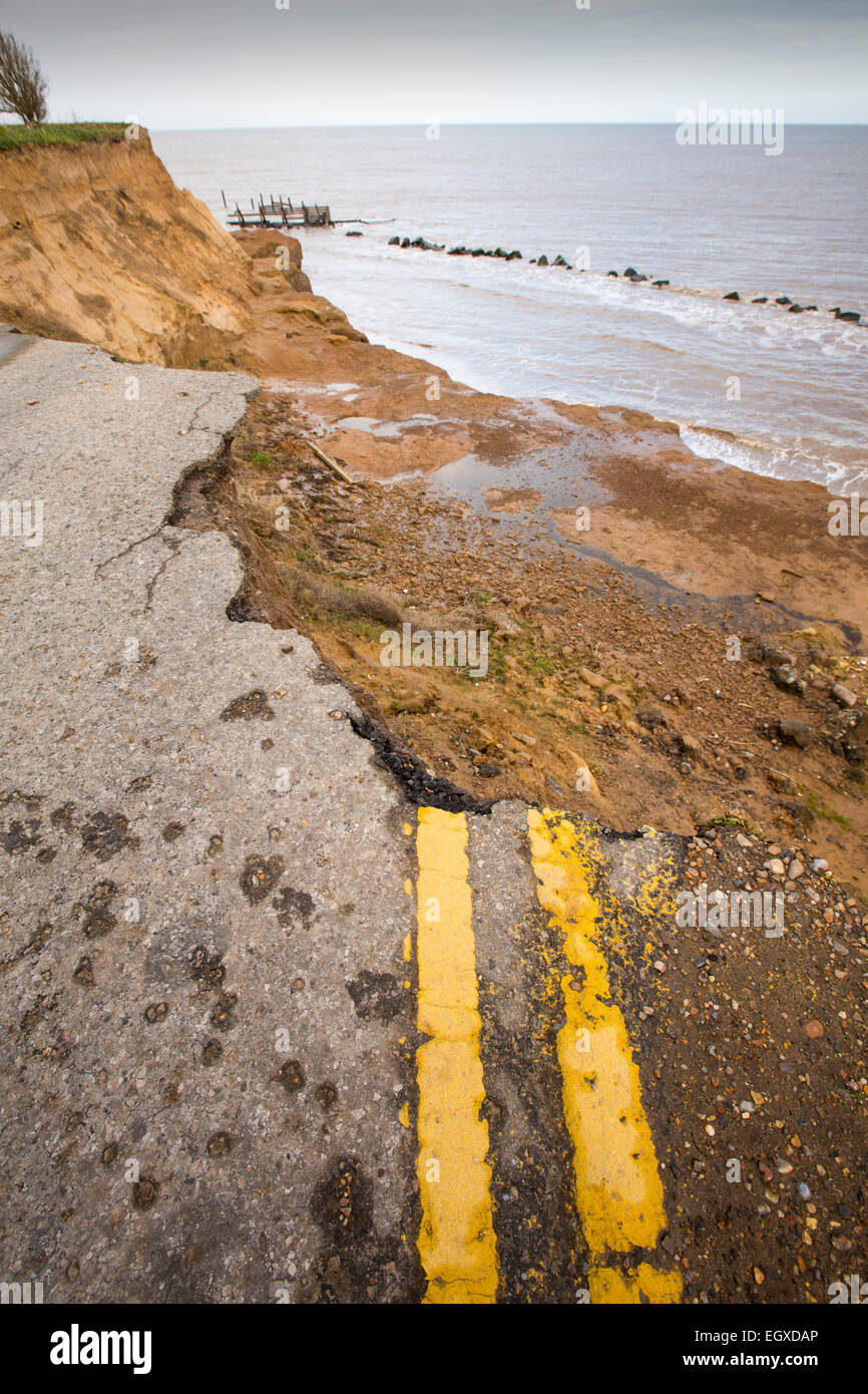 Une route érodée et tombent dans la mer du Nord à Happisburgh, Norfolk, une érosion rapide de l'article de côtes, au Royaume-Uni. Banque D'Images