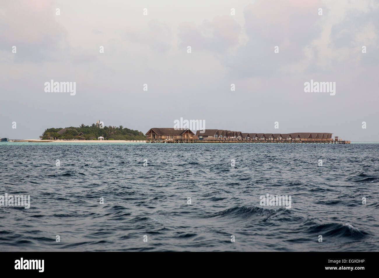 Cocoa Island Atoll de Malé Sud Makunufushi République des Maldives et ses bungalows de style Dhoni sur l'eau vu de la mer Banque D'Images