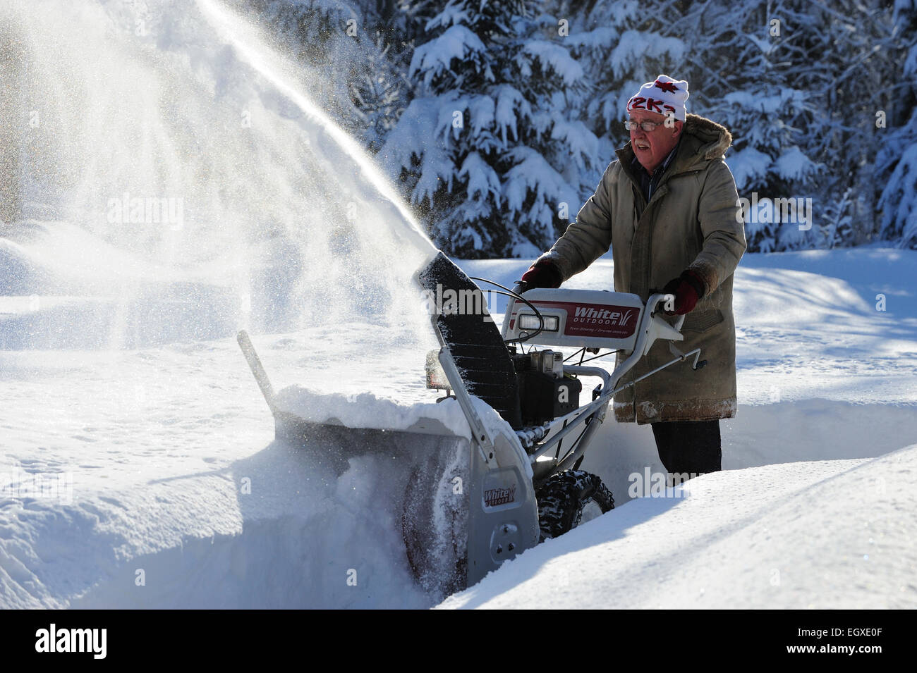 Exploitation de l'homme de la souffleuse à neige à essence, le Grand Sudbury, Ontario, Canada Banque D'Images