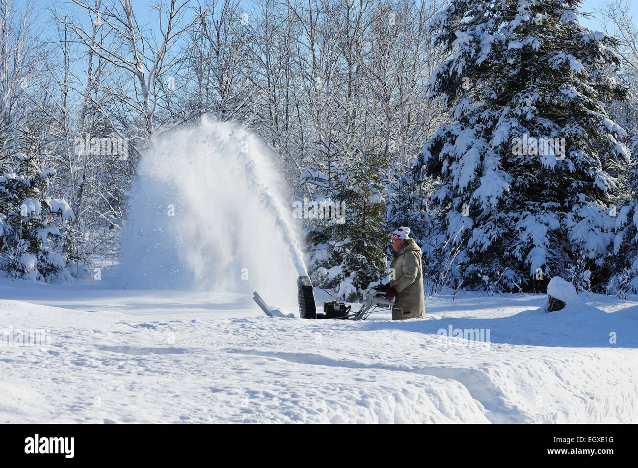 Exploitation de l'homme de la souffleuse à neige à essence, le Grand Sudbury, Ontario, Canada Banque D'Images