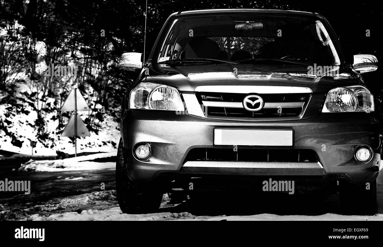 L'avant du véhicule Mazda Tribute utilité sport en niveaux de gris Banque D'Images