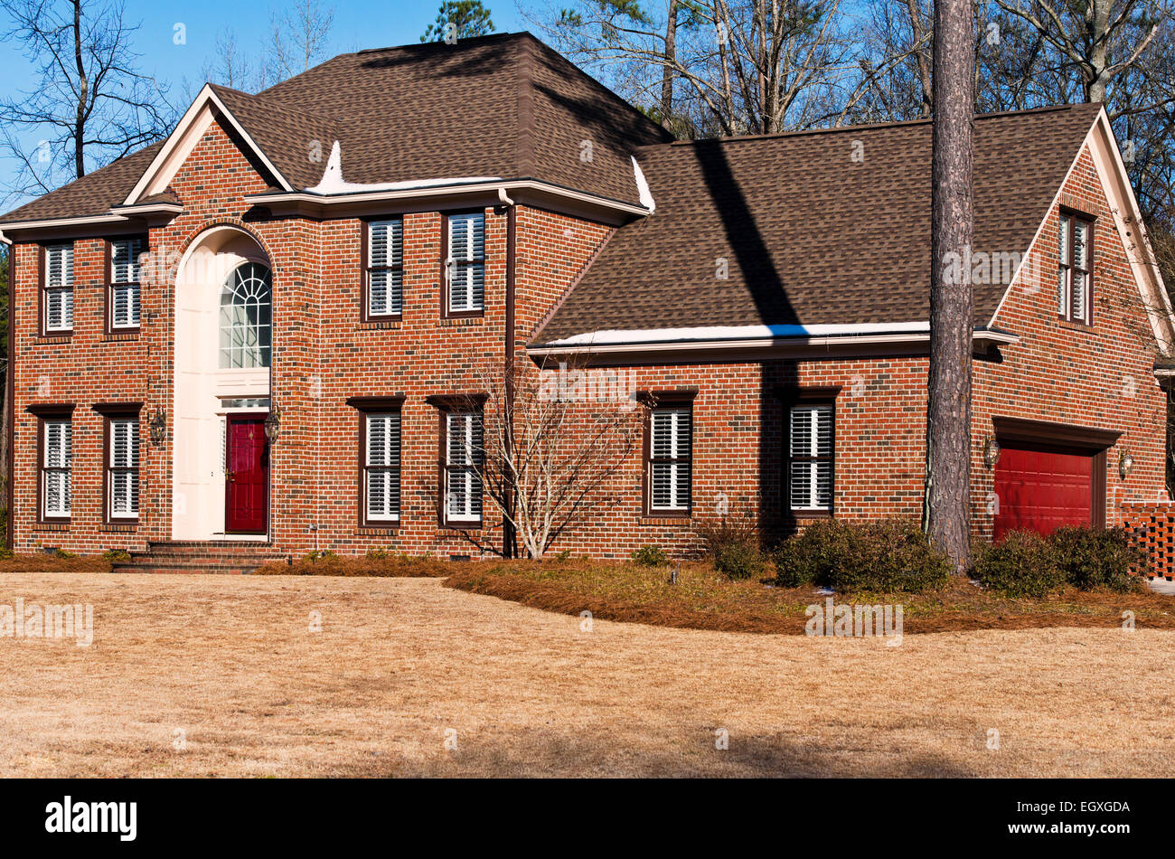 Un quartier résidentiel américain moderne en brique de quatre chambres à coucher/maison en hiver avec ciel bleu Banque D'Images