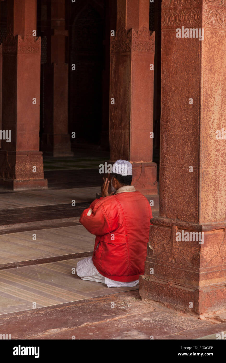 L'homme indien priant sur son propre à Fatehpur Sikri, Uttar Pradesh, Inde Banque D'Images