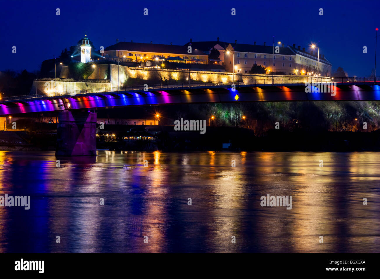 La forteresse de Petrovaradin l'état de sortie festival place dans la nuit avec l'Arc-en-ciel à l'avant Banque D'Images
