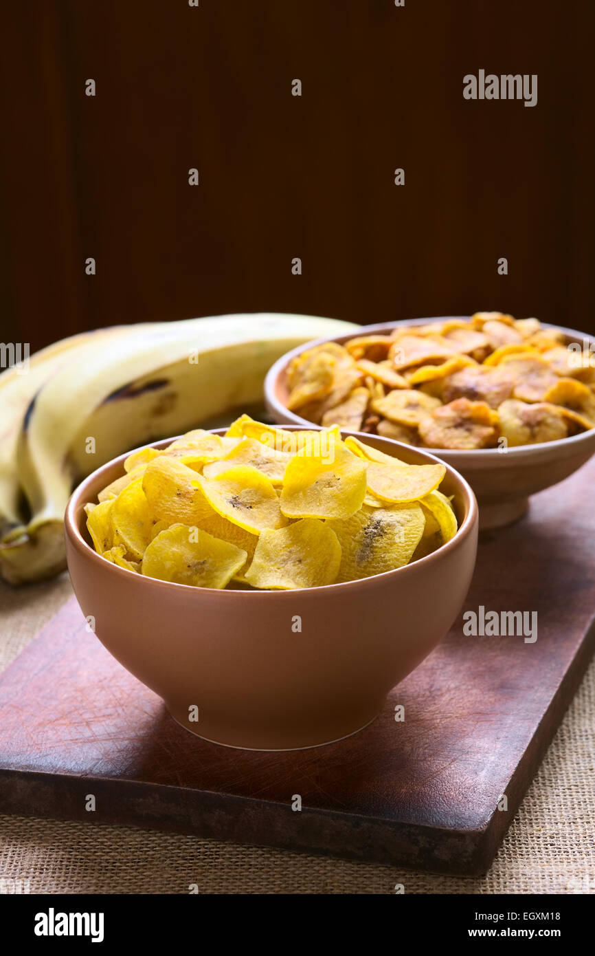 Bols de salé (avant) et Sweet (retour) plantain frites, un snack populaire en Amérique du Sud, photographié avec un éclairage naturel Banque D'Images