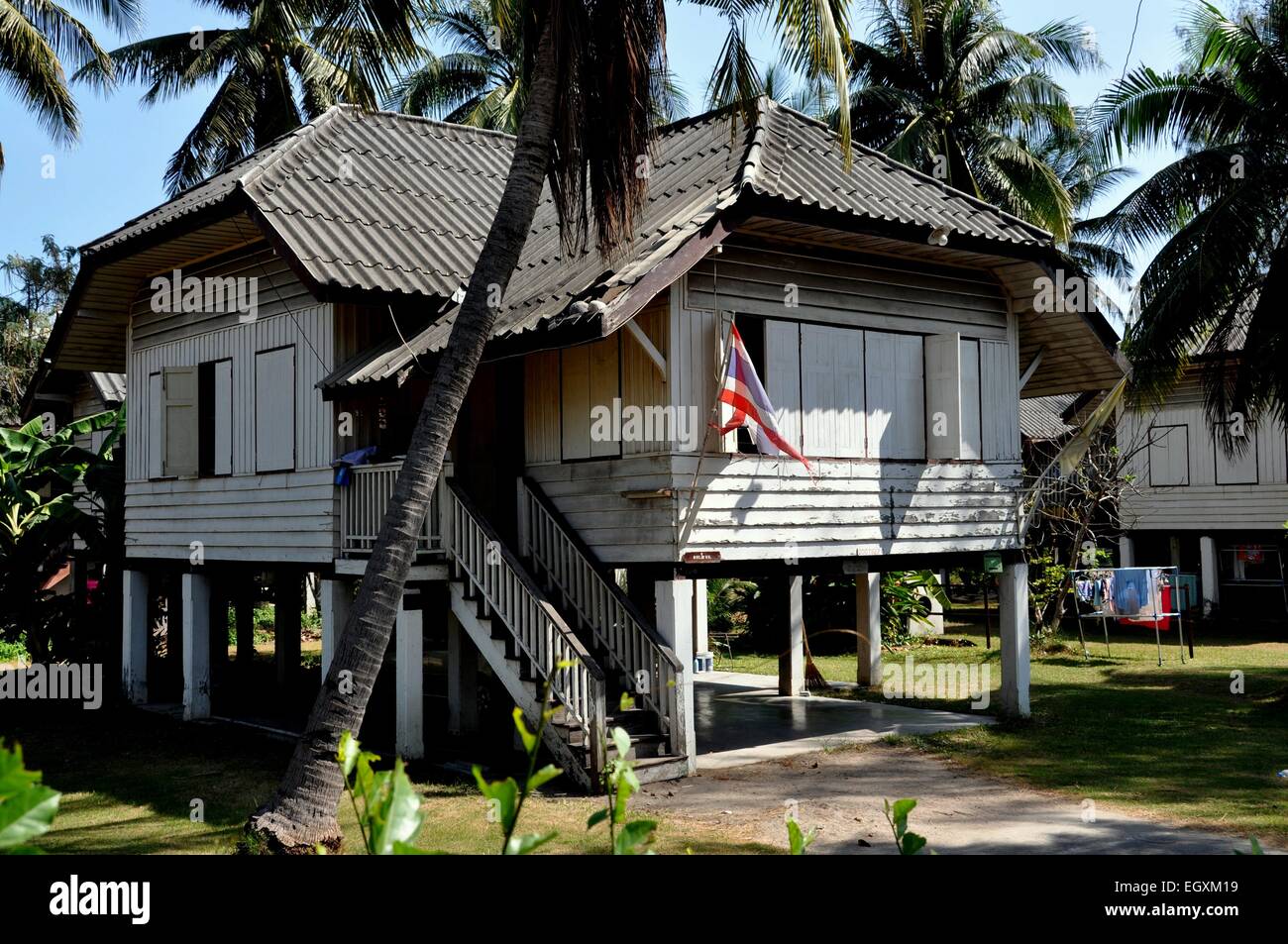 Hua Hin, Thaïlande une maison thaïlandaise traditionnelle en bois sur pilotis au milieu de palmiers et plantes tropicales Banque D'Images