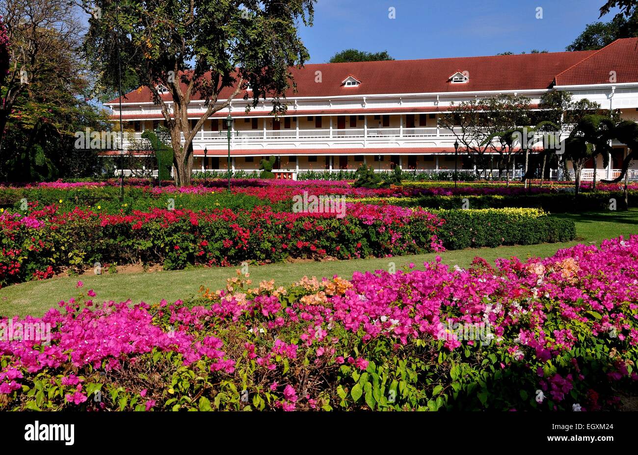 Hua Hin, Thaïlande : jardins avec bougainvilliers en fleurs à l'ancien hôtel de gare Banque D'Images