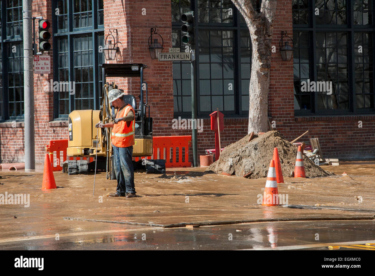 Rue inondée à San Francisco, Californie, derrière l'Opéra. Banque D'Images