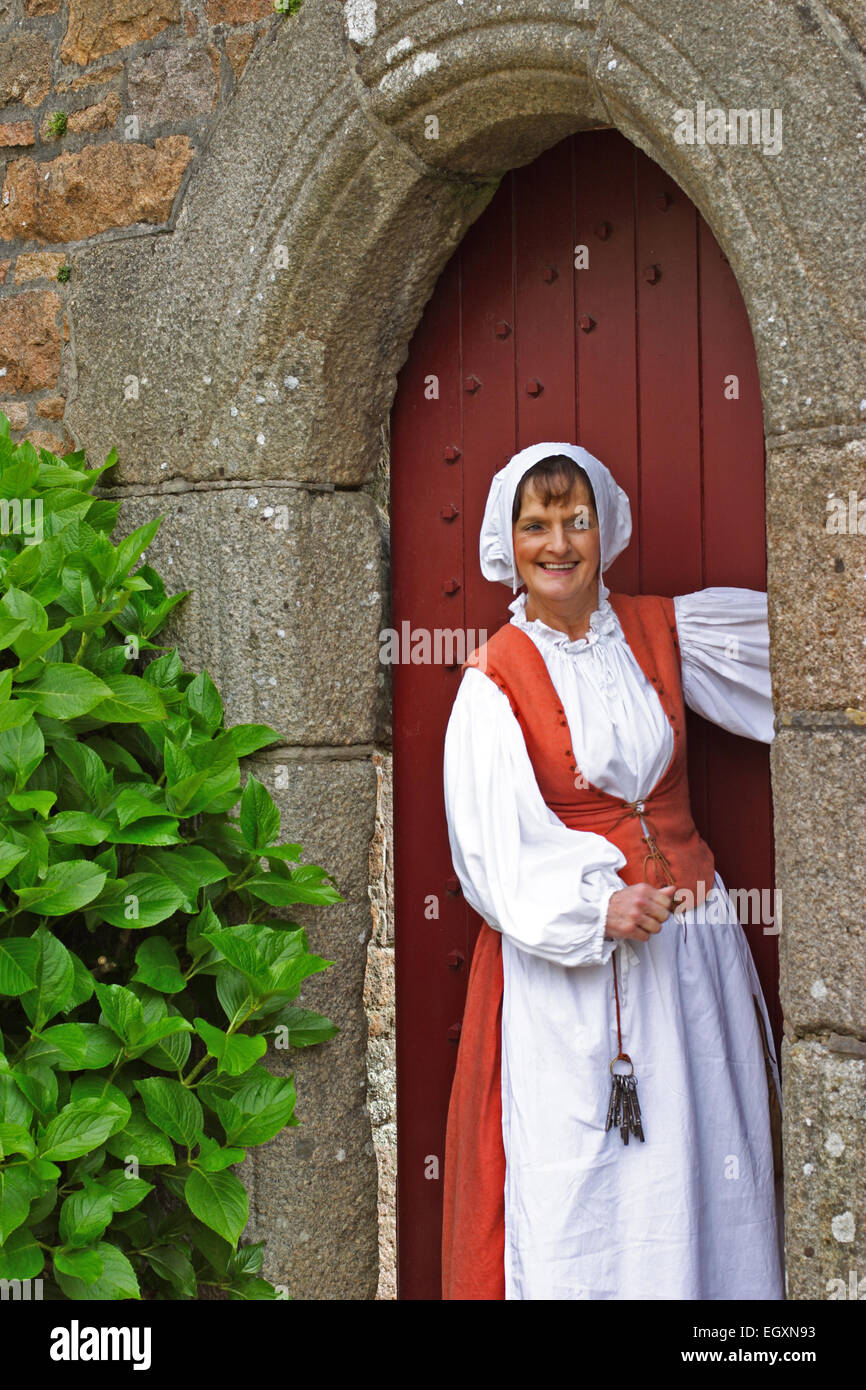 Dame encadrée par porte et habillés en costume, souriant / Hamptonne Country Life Museum / Jersey / UK Banque D'Images