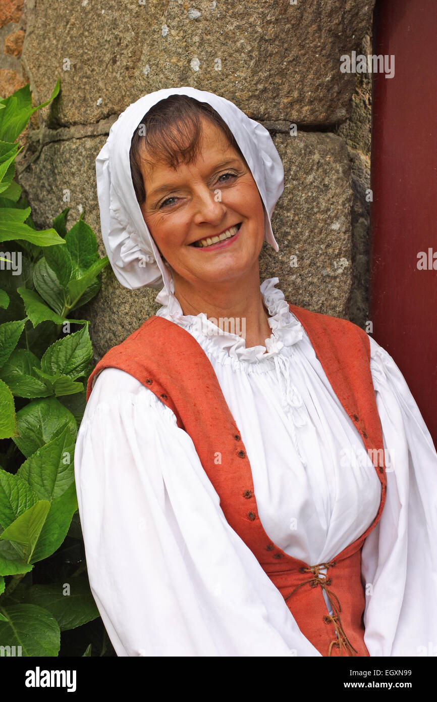 Dame habillé en costume, souriant / Hamptonne Country Life Museum / Jersey / UK Banque D'Images