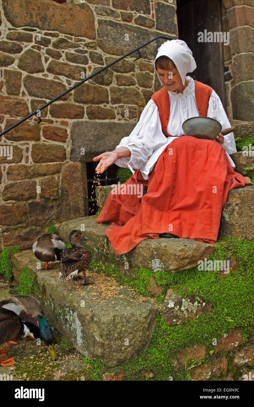 Dame habillé en costume et d'alimentation / Canards Hamptonne Country Life Museum / Jersey / UK Banque D'Images