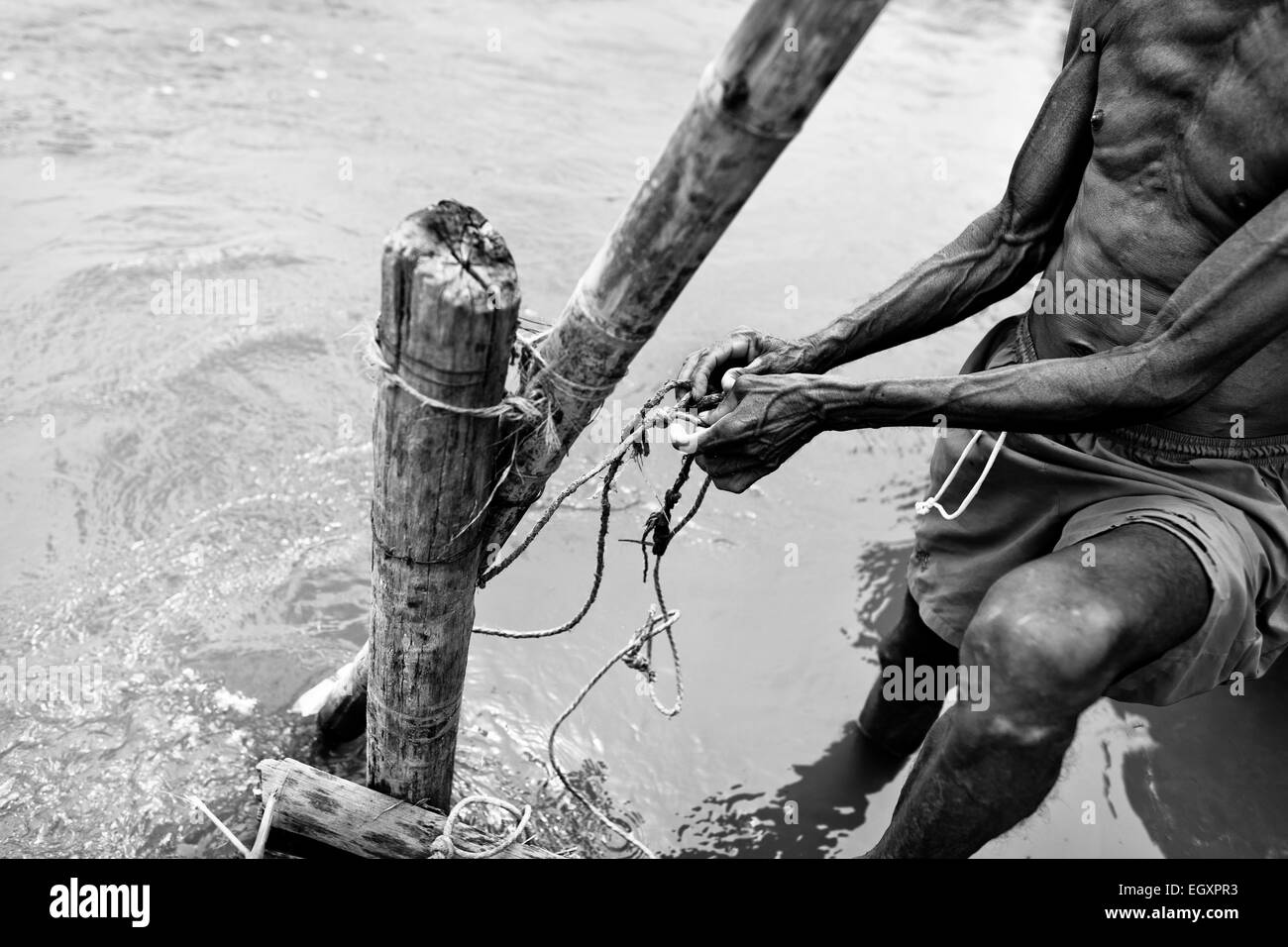 Un sable colombien miner travaille sur le renforcement de la rive de la rivière La Vieja à Cartago, Colombie. Banque D'Images