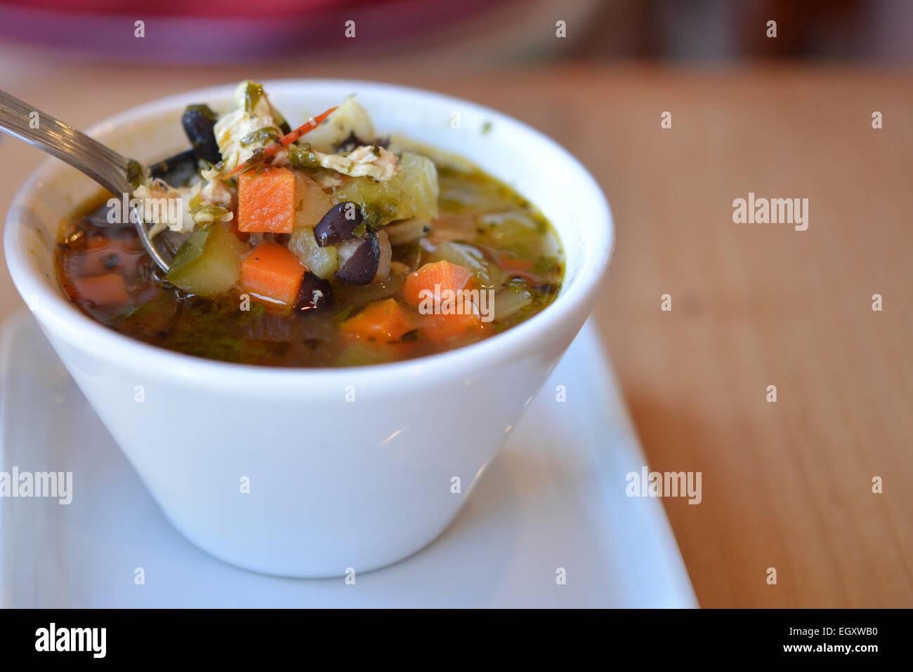 Soupe de poulet et légumes avec cuillère Banque D'Images