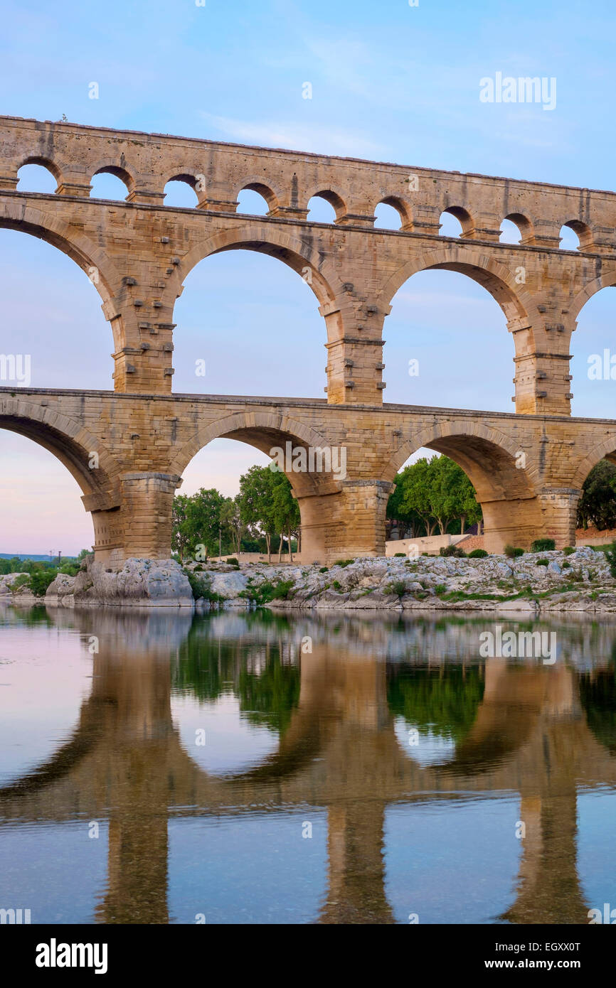Pont du Gard aqueduc romain sur la rivière Gard au coucher du soleil Banque D'Images