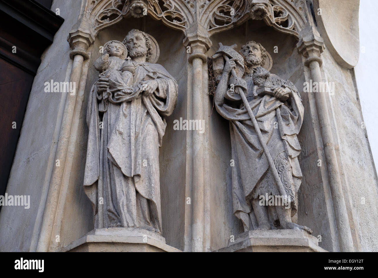 Saint Joseph tenant l'enfant Jésus et saint Jean-Baptiste sur le portail de Graz cathédrale dédiée à Saint Giles à Graz, en Styrie, Banque D'Images