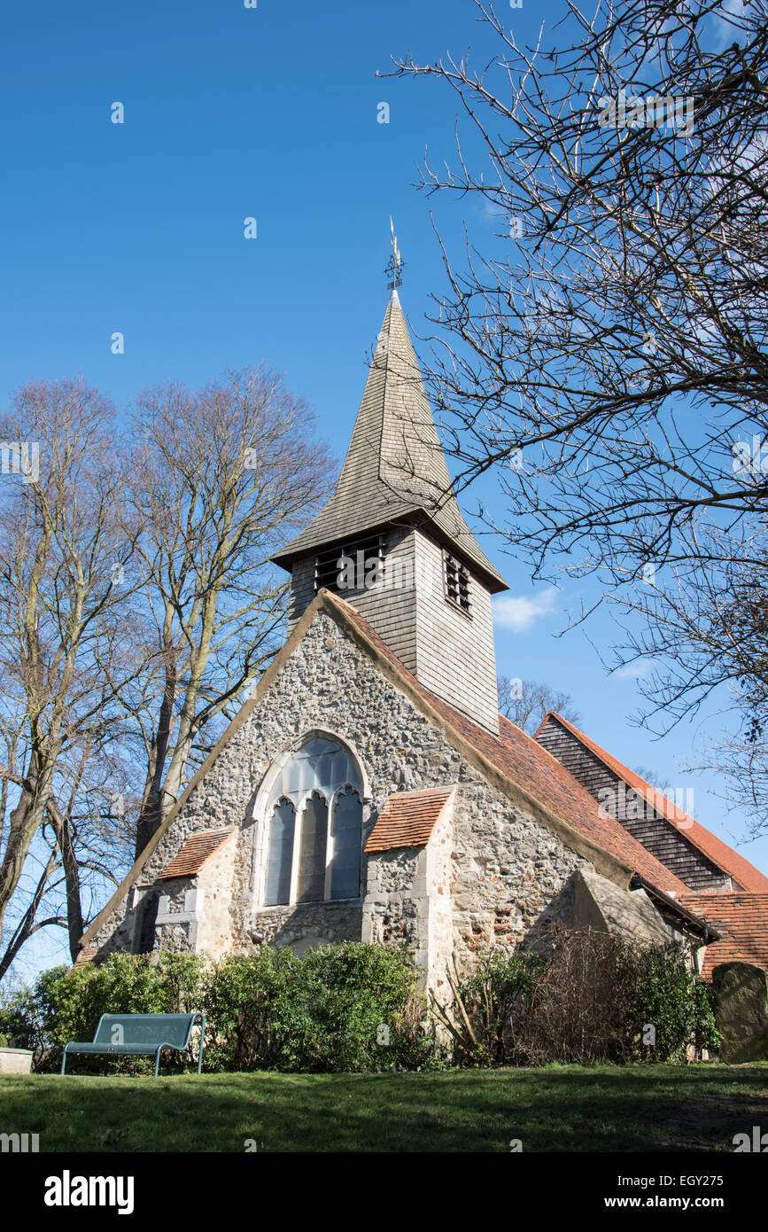 L'église de Saint Pierre sur le haut d'une colline à Thundersley, Essex. Le clocher a été ajouté après 1588 Banque D'Images