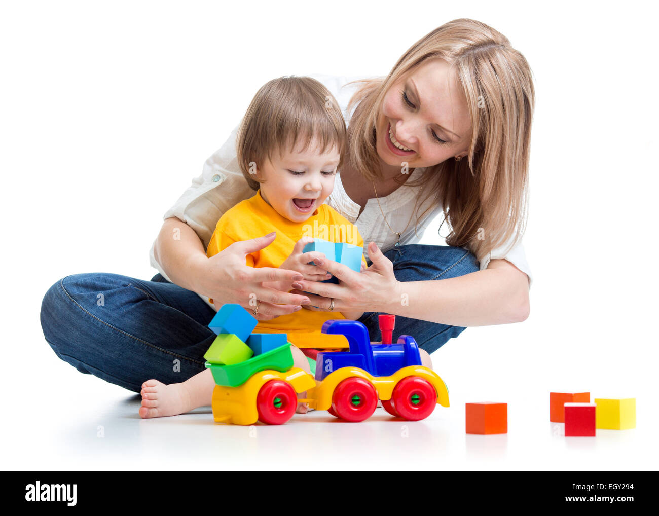 Enfant avec sa maman jouer blocs de construction jouets Banque D'Images