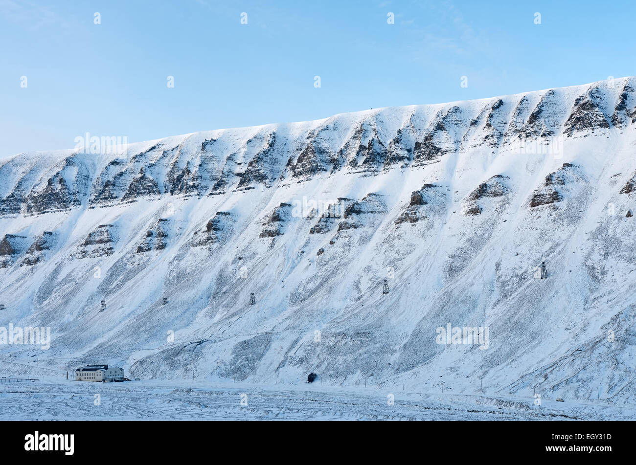 Le célèbre restaurant Huset à Longyearbyen, Svalbard sous la montagne Platåberget. Banque D'Images