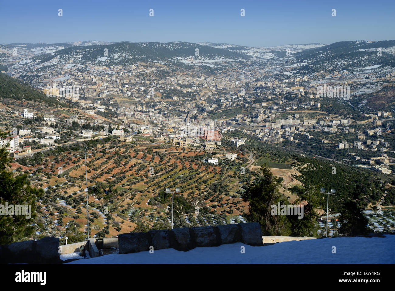 Jordanie - L'hiver dans la vallée du Jourdain . Remarque- La neige sur les collines et dans les vignes Banque D'Images