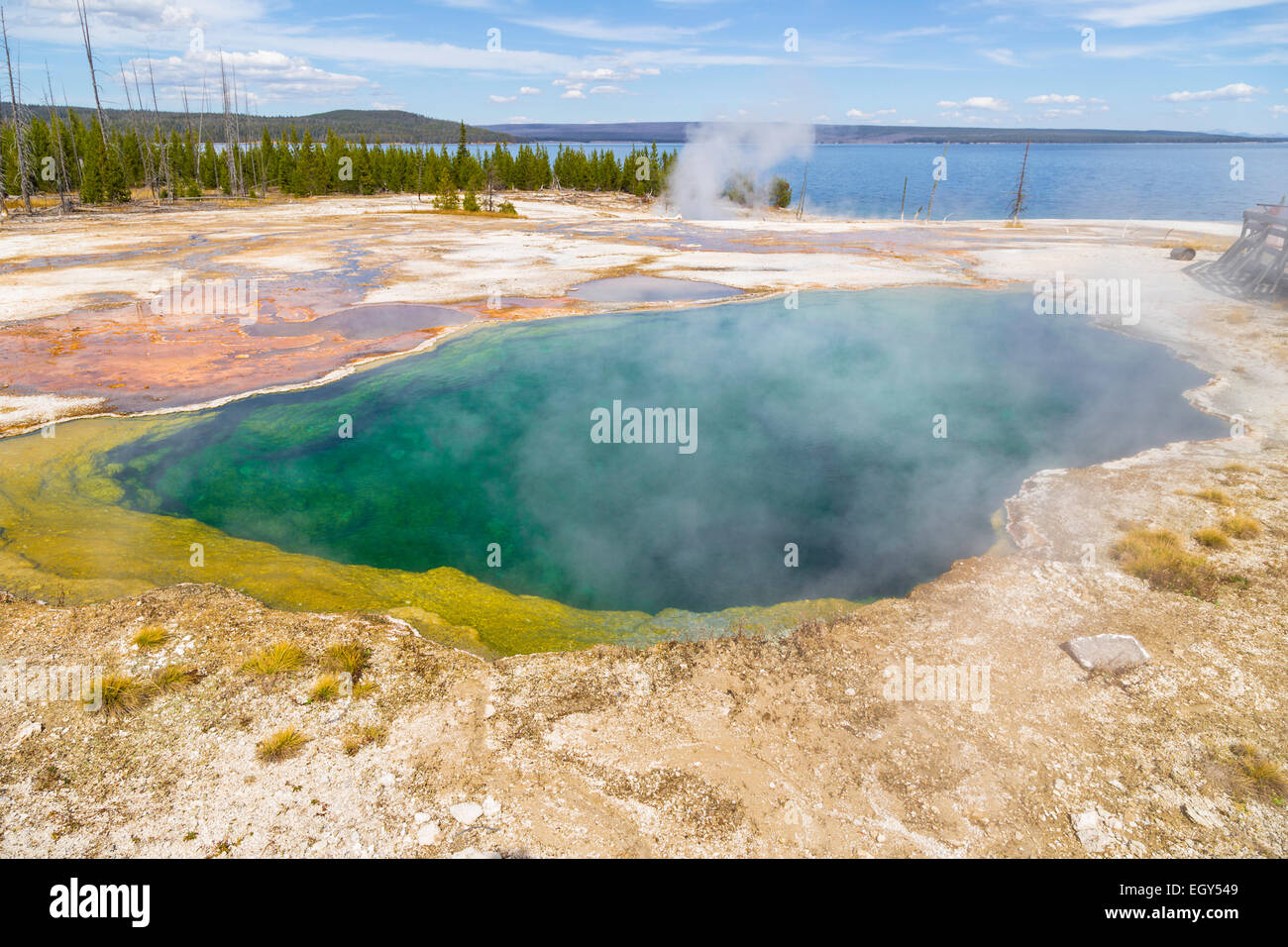 Le Parc National de Yellowstone, Wyoming, United States 20 Septembre 2014 - Le Lac Yellowstone en arrière-plan et une piscine géothermique Banque D'Images