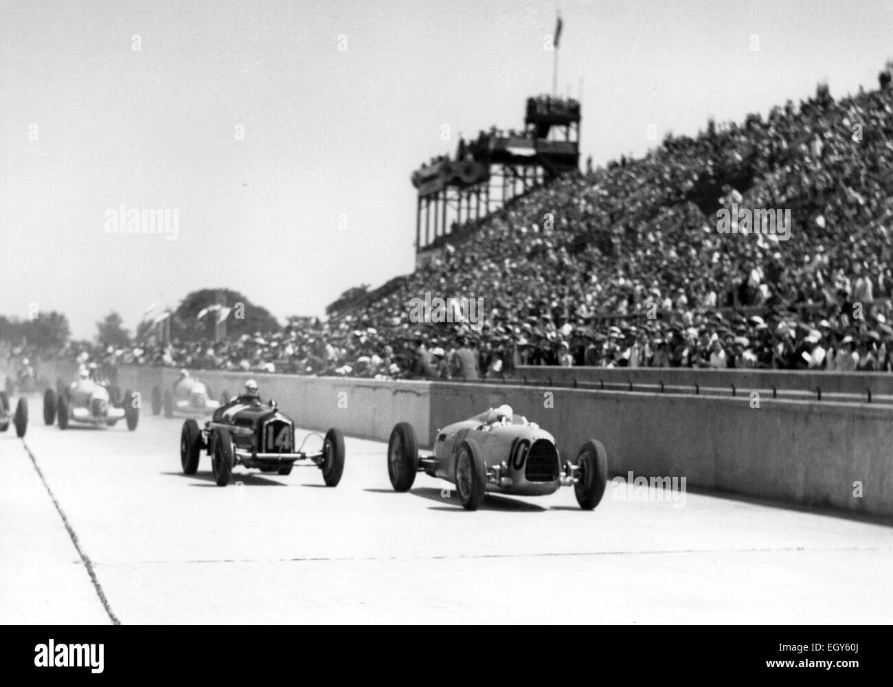 1935 GRAND PRIX DE FRANCE avec Hans bloqué en voiture Auto-Union No 10 en tête suivie de près par Tazio Nuvolari dans Alfa Romeo n° 14 Banque D'Images