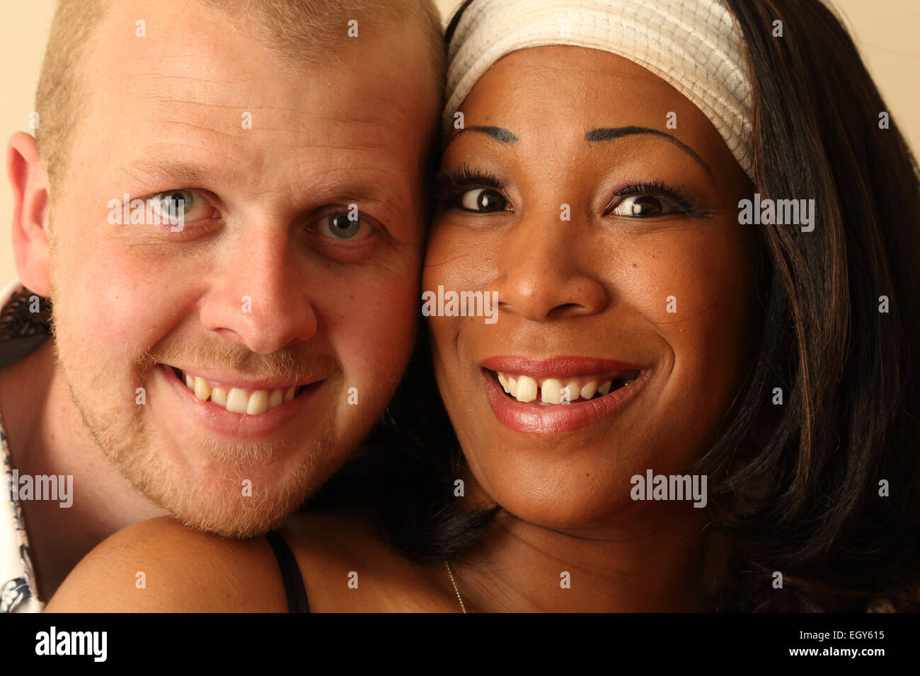 Jeune femme métisse avec homme blanc Banque de photographies et d ...