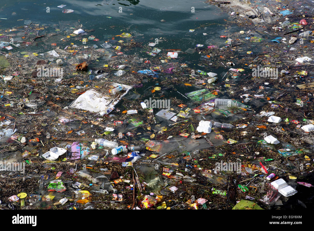 Les bouteilles en plastique et autres déchets dans l'océan à Semporna, Bornéo Banque D'Images