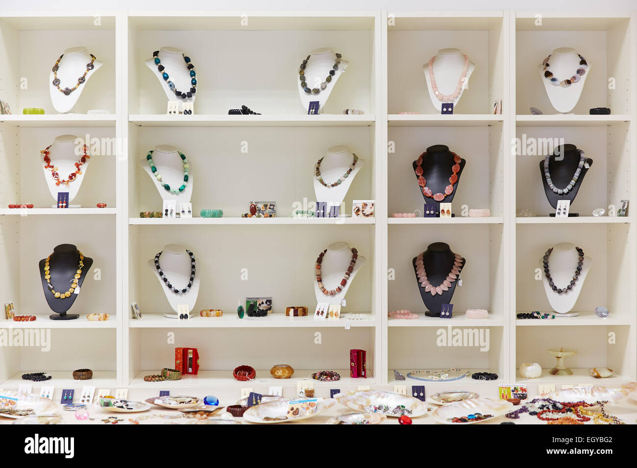 Présentation de vitrine au détail en magasin de bijoux de colliers et autres bijoux Banque D'Images