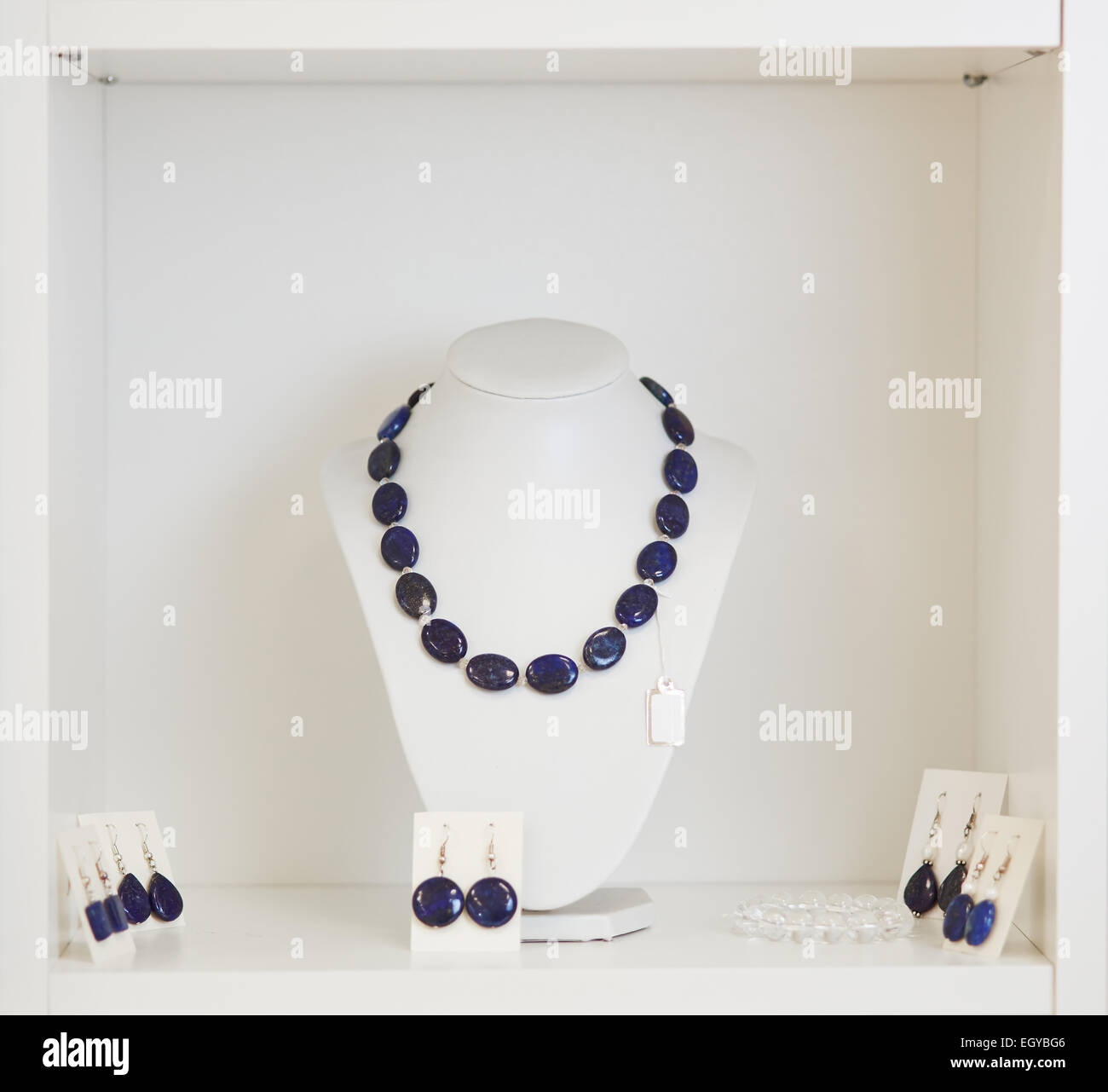 Collier et boucles d'exposés pour la vente dans un magasin de bijoux Banque D'Images