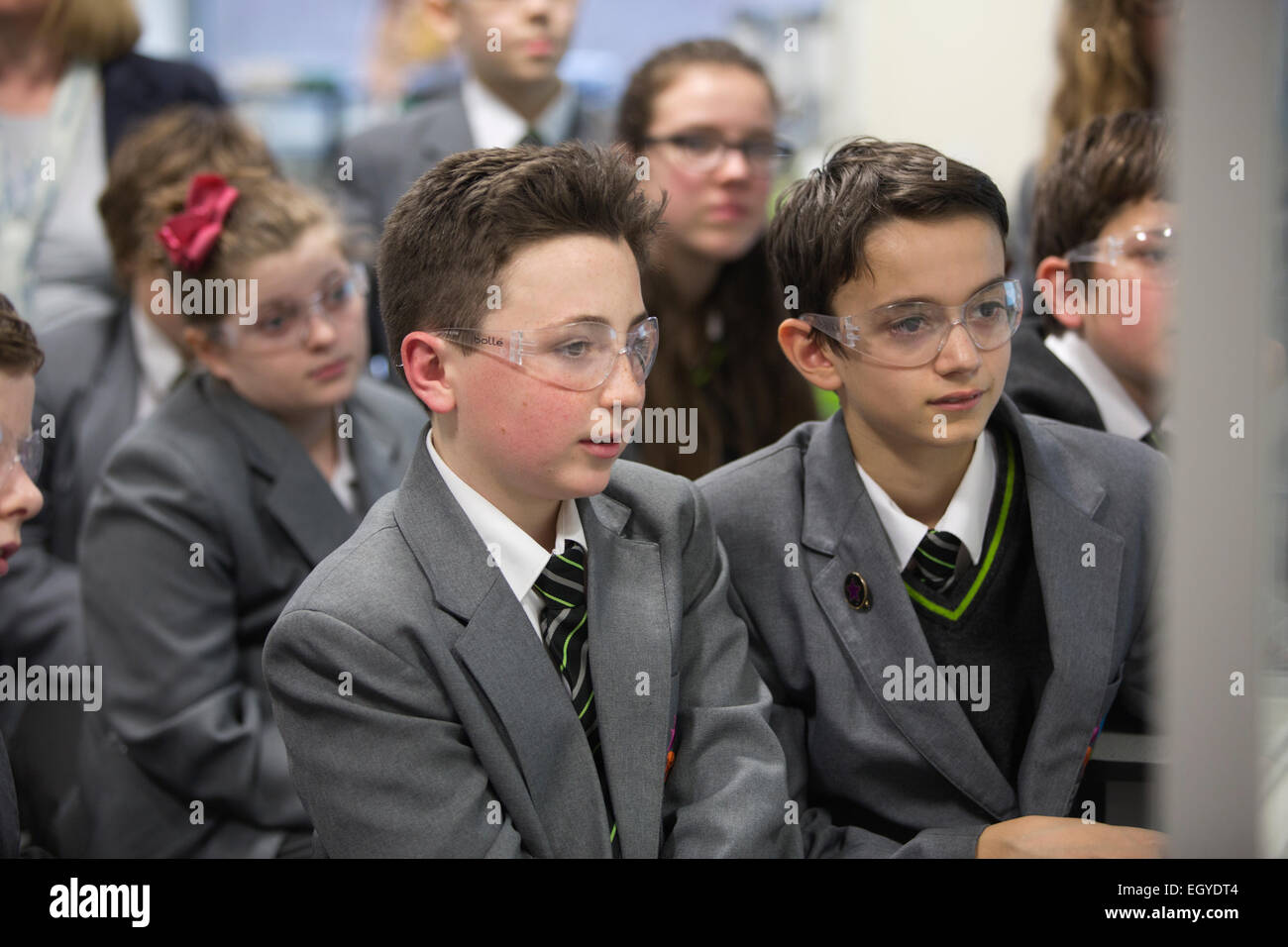 Leçon de chimie à Knole Academy, toutes les capacités de l'école, Sevenoaks, Kent, England, UK Banque D'Images