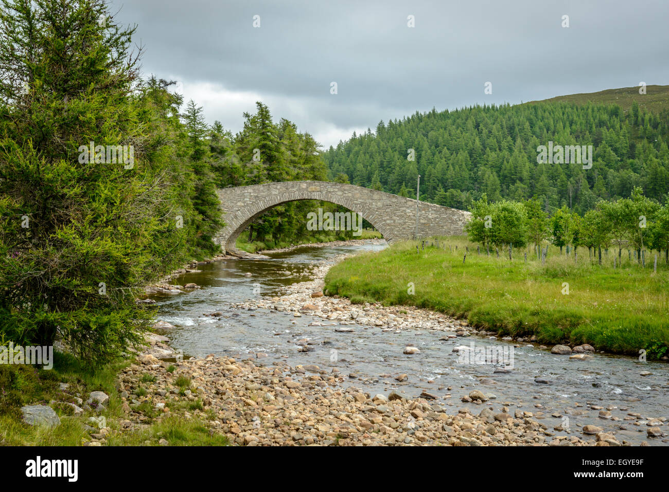 Militaire écossais road bridge construit en 1745, à proximité de Gairnshiel au pavillon de chasse Royal Deeside, Aberdeenshire, Scotland, UK Banque D'Images