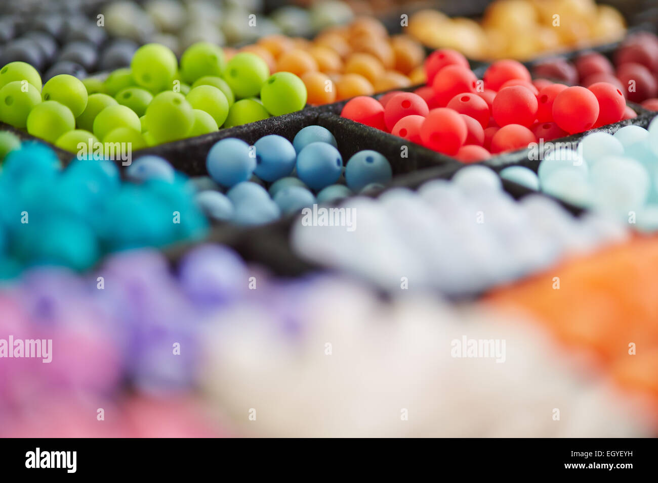 Sélection de perles colorées dans un magasin d'arts & crafts Banque D'Images